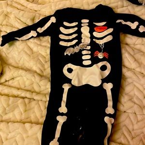 Baby boy/girl Halloween sleeper the size is 6 months and the brand is carters